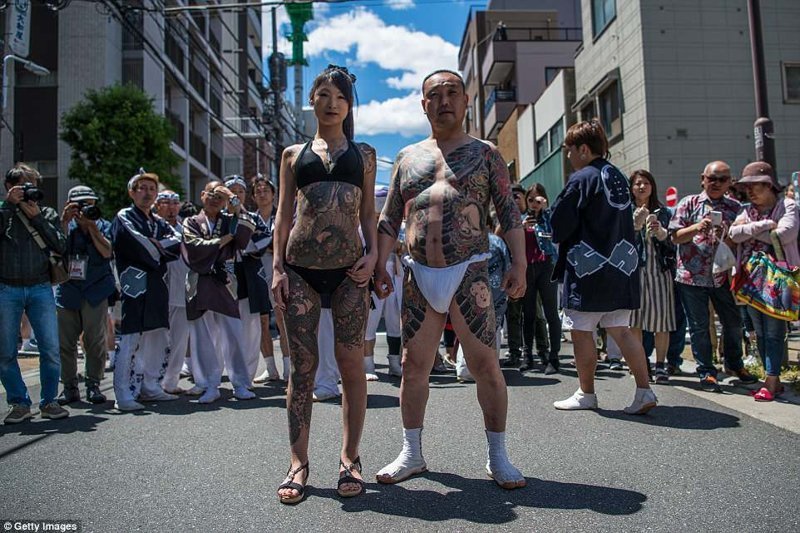 Декоративными татуировками в стиле "якудза" часто покрывают все тело - от запястий до лодыжек, а наверху до шеи. На шее тату нет и при желании можно скрыть все свои узоры под одеждой
