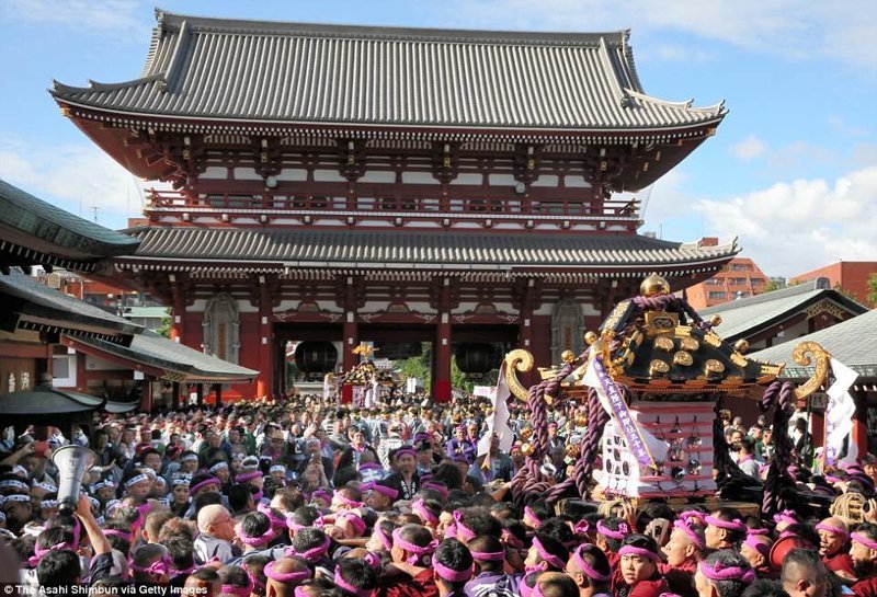 Фестиваль и парад Сандзя-мацури, который проводится ежегодно в третьи выходные мая, должен принести удачу, благословение и процветание всему кварталу Асакуса и его жителям