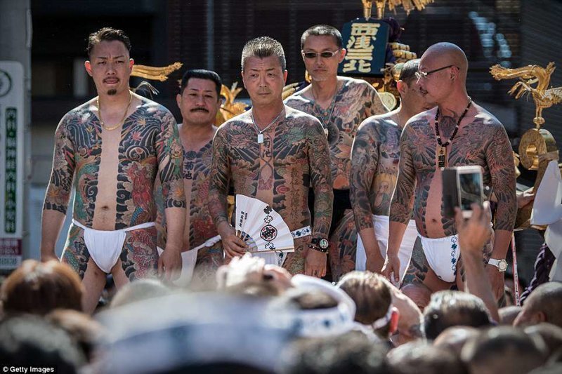 Они передвигались как по одному, так и группами - суровые мужчины, покрытые красочными татуировками, которые обычно ассоциируются с японским криминальным синдикатом 