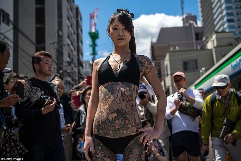 Толпы японцев и японок вышли с 18 по 20 мая на улицы в нижнем белье, чтобы показать всем свои татуировки 