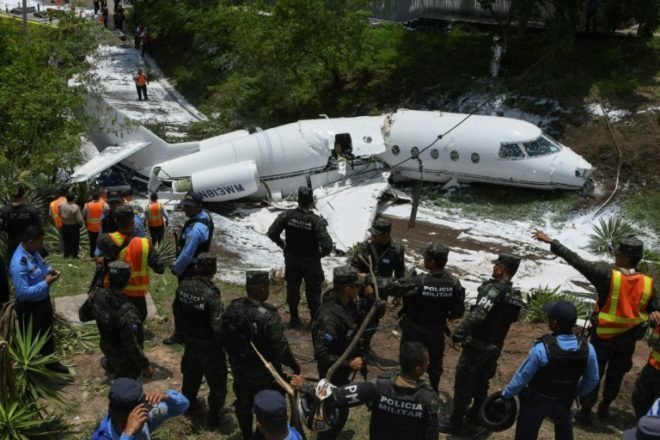 В Гондурасе самолет с пассажирами развалился надвое: видео
