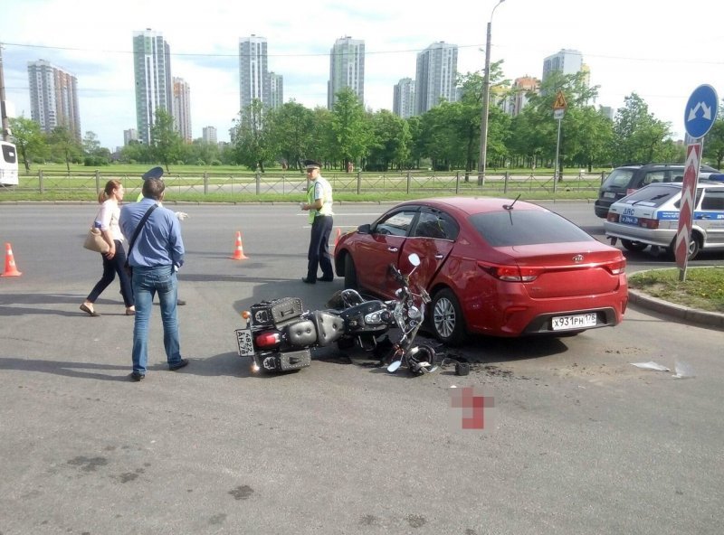 Женщина устроила ДТП с мотоциклистом в Санкт-Петербурге