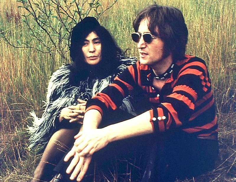 Джон Леннон и Йоко Оно в 1969 году выпустили совместный альбом, в котором среди прочих была композиция «Две минуты тишины».