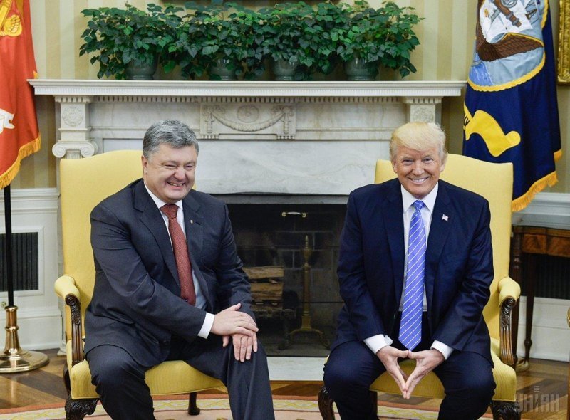 Личный адвокат президента США Дональда Трампа Майкл Коэн получил по меньшей мере $400 тыс за организацию переговоров главы государства с украинским лидером Петром Порошенко, передает BBC.