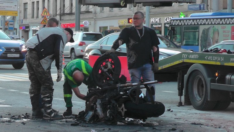 Авария дня. Огненное ДТП с мотоциклистом в Москве