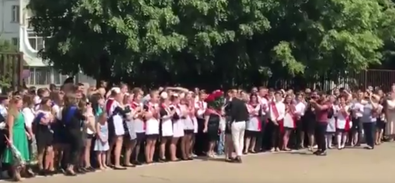 Ставропольская выпускница получила предложение руки и сердца на "последнем звонке"