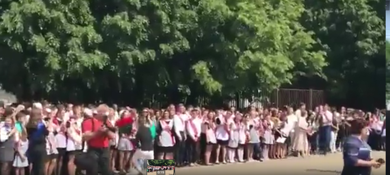 Ставропольская выпускница получила предложение руки и сердца на "последнем звонке"