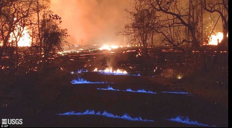 Голубое метановое пламя - результат горения лавы под землей