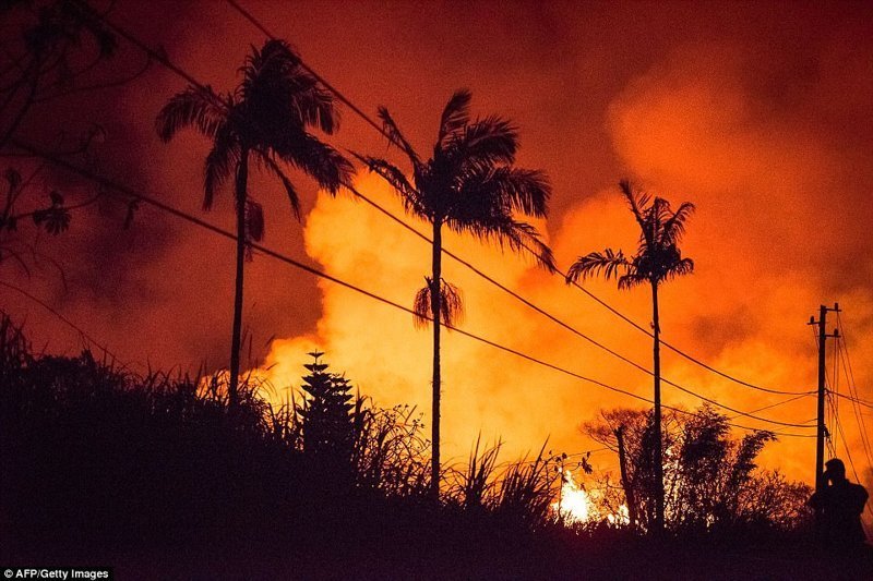 Хроники извержения на Гавайях: потоки лавы, метановое пламя, огромные разломы в земле