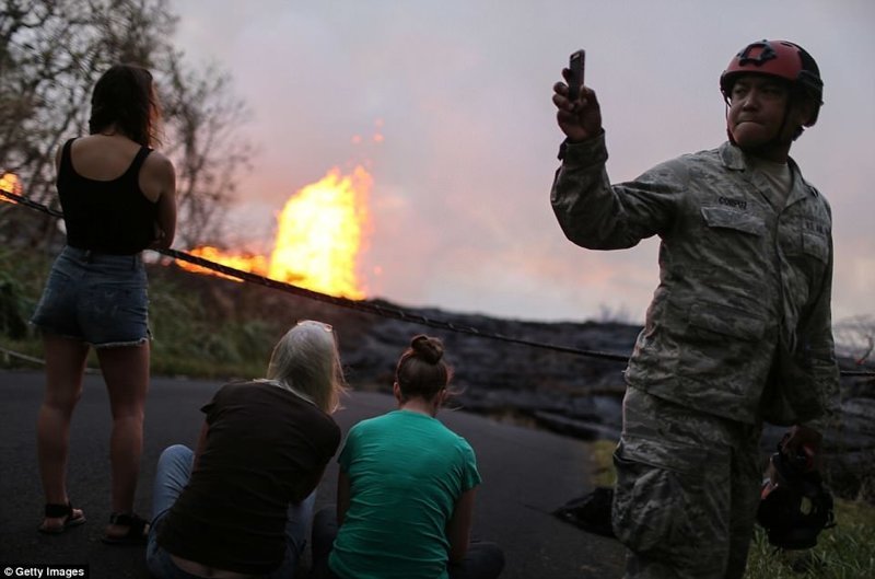 Хроники извержения на Гавайях: потоки лавы, метановое пламя, огромные разломы в земле