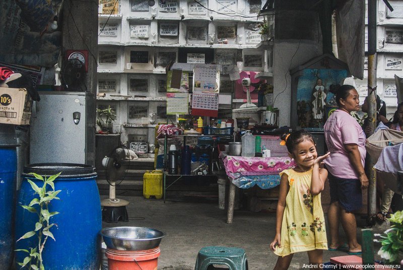 Жизнь среди мертвых: как живут люди на кладбище на Филиппинах