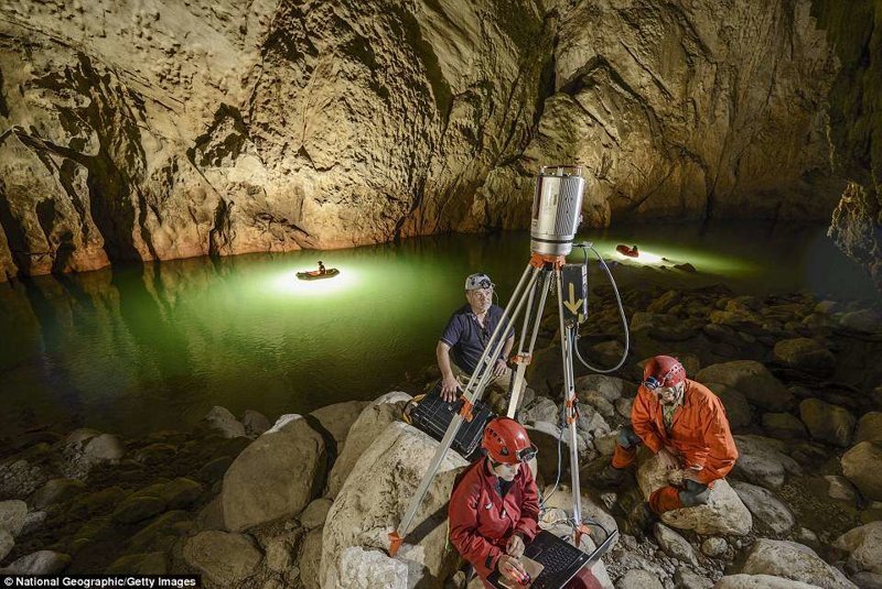 Снимки с экспедиции 2013 года, когда исследователям из Британии и Китая удалось изучить границы пещеры с помощью 3D-лазера и определить ее площадь
