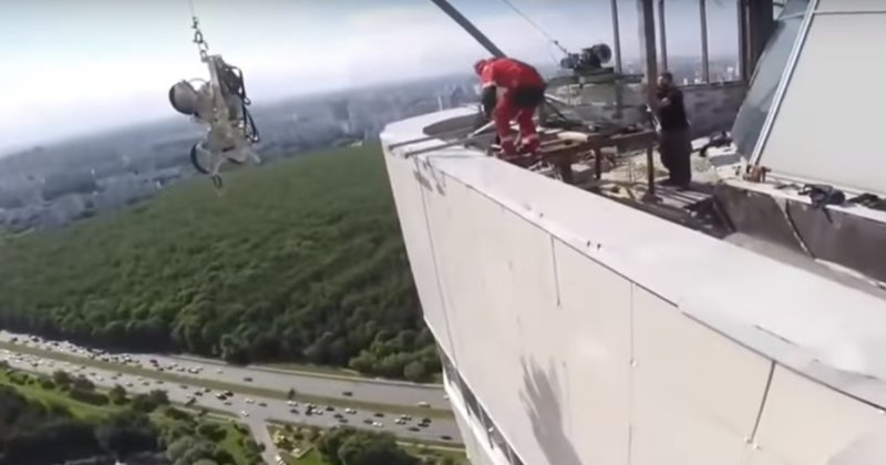 Альпинисты-монтажники случайно сняли эпичный полет стекла с 47 этажа: видео