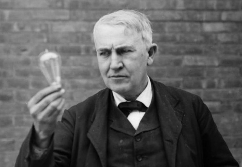 Миф: Томас Эдисон изобрел электрическую лампочку.