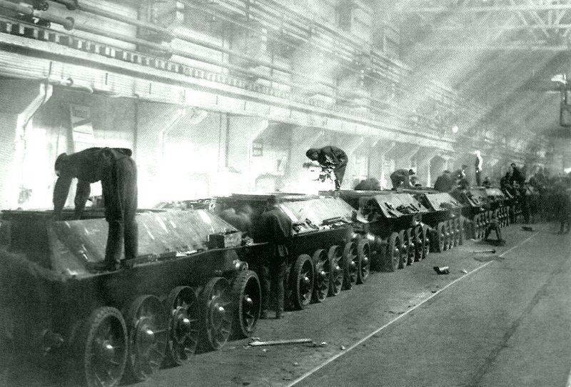 Конвейер сборки танков на Уральском танковом заводе №183 в Нижнем Тагиле.