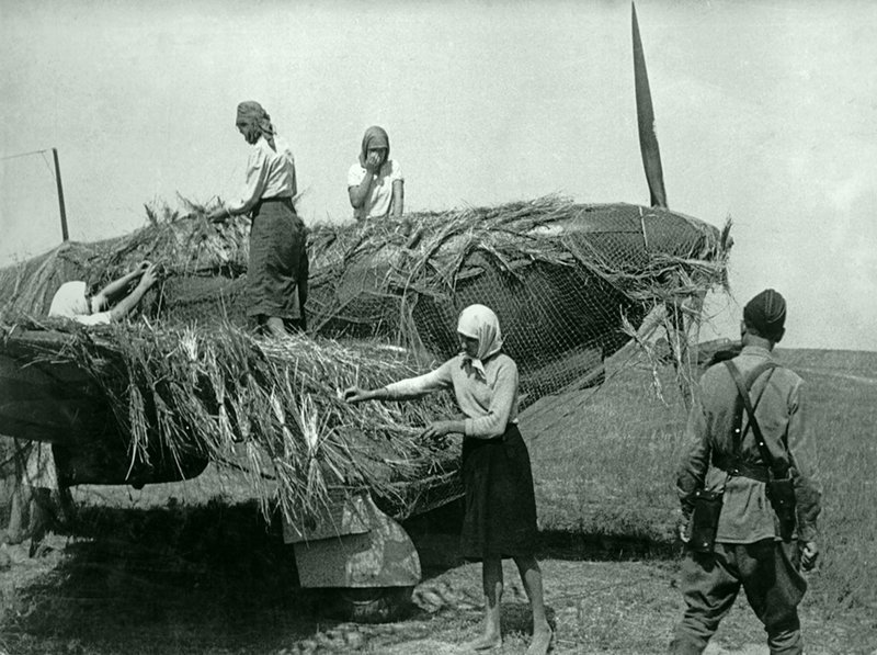 Девушки замаскировывают самолет. 22 июня 1941 - 30 сентября 1941. Евзерихин Эммануил Ноевич.