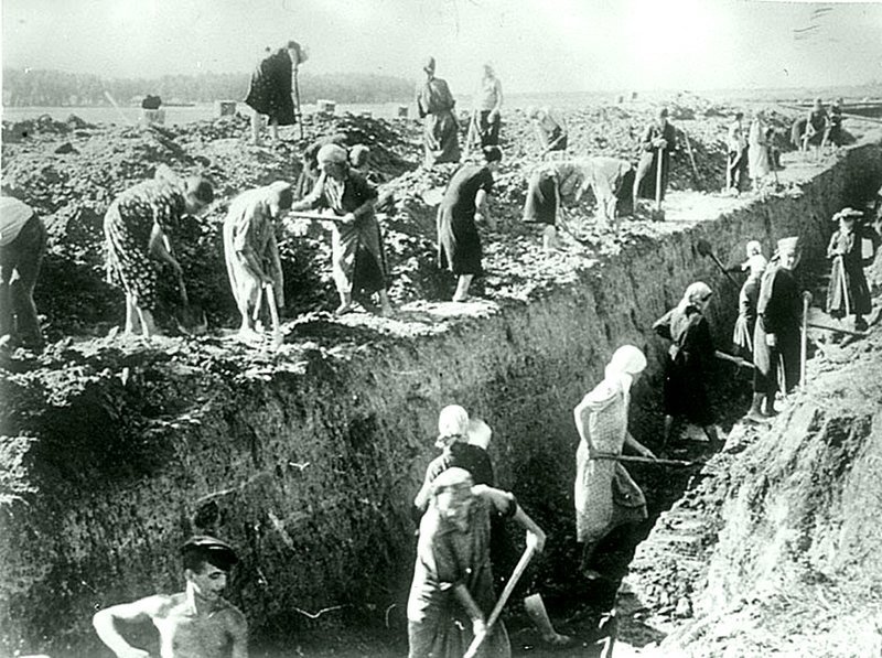 Жительницы прифронтовых деревень на строительстве оборонительных сооружений. Июль 1941 г.