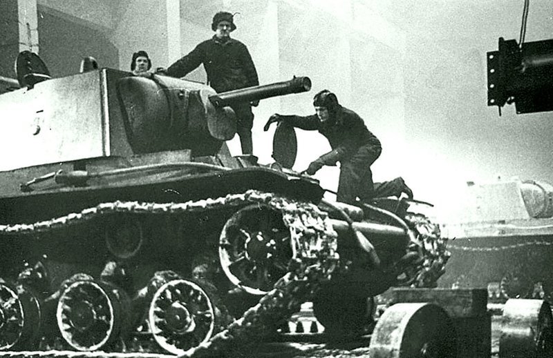 На базе гидротурбинного цеха Металлического завода им.Сталина по чертежам Кировского завода было налажено производство танков «КВ».  1942 г.