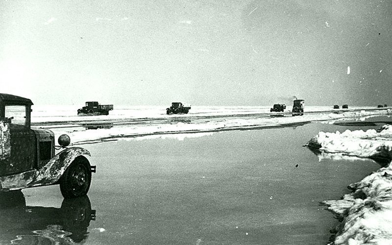 Весной на «Дороге жизни». Ладожское озеро. 1942 г.