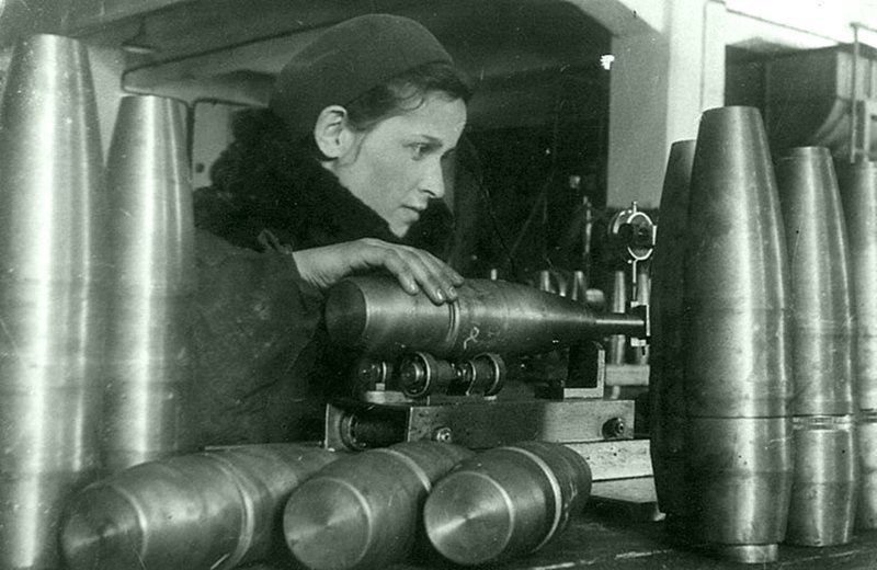 Контролер-стахановка Балтийского завода, комсомолка Валя Карасева за работой. 14 марта 1942 г.