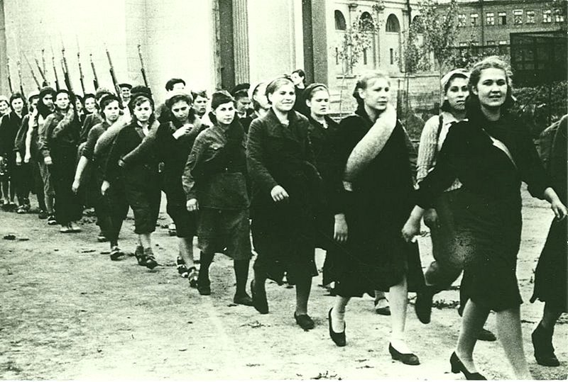 Бойцы всевобуча идут по улице Москвы, сентябрь 1941.  Шагин Иван Михайлович.