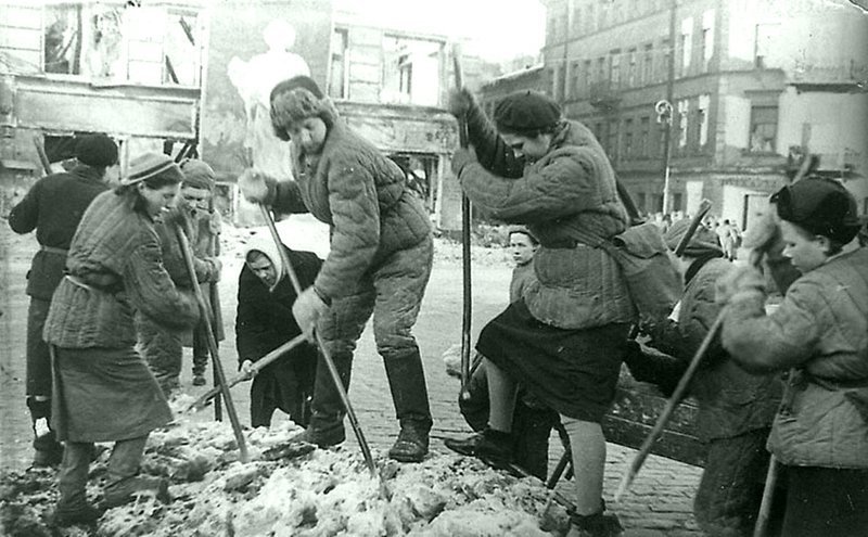 Девушки – бойцы МПВО за расчисткой и уборкой города. Март 1943 г.