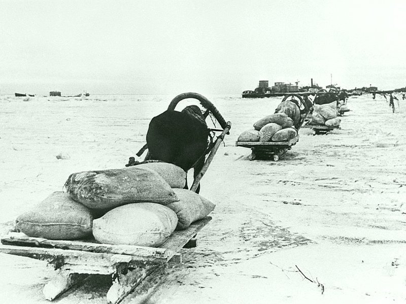 Первый санный обоз отправляется в блокадный Ленинград по льду Ладожского озера. 24.11.1941 г.