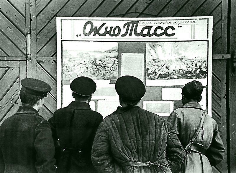  Советские военнослужащие у плаката «Окно ТАСС» на ленинградской улице. 1942 г.