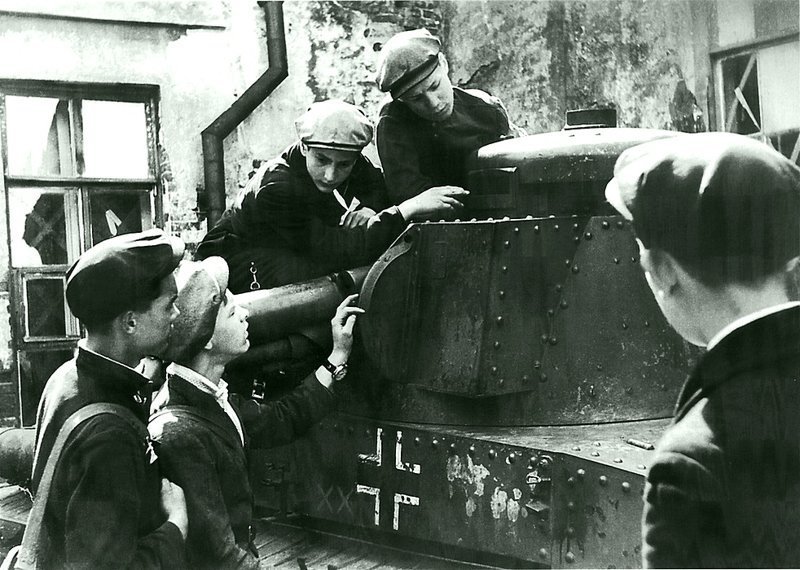 Советские подростки осматривают трофейный немецкий танк. Ленинград. Май 1943 г.