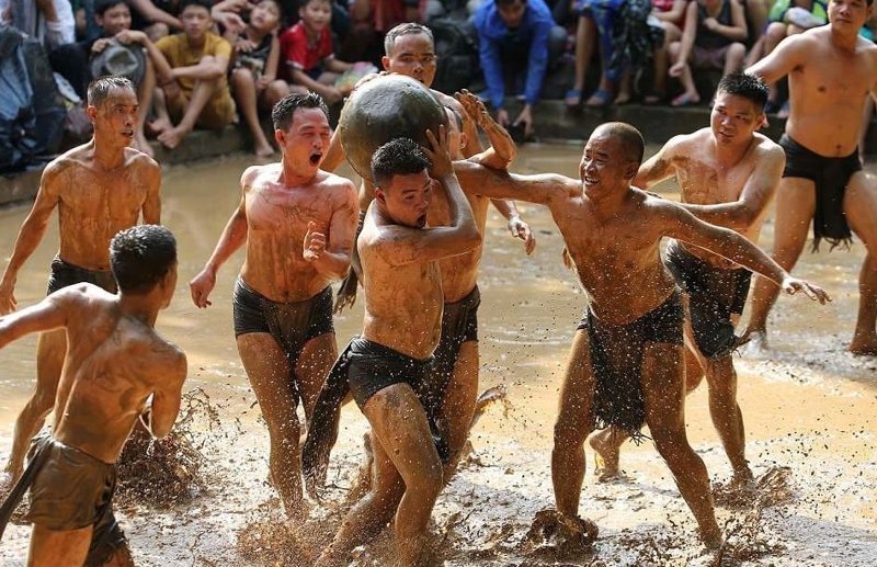 Жители вьетнамской деревни раз в два года купаются в грязи