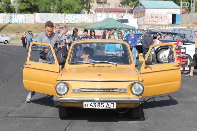 17 человек умудрились залезть в один «Запорожец»