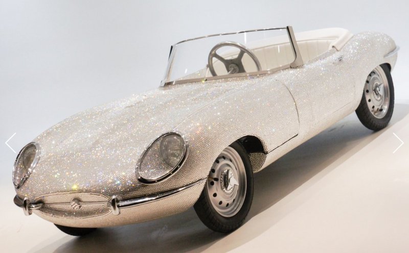 Вручную украшенный 95 000 кристаллами Swarovski, этот блестящий, во всех смыслах слова, 2-х метровый родстер Jaguar E-Type был оценен в € 40.000 — 60.000.