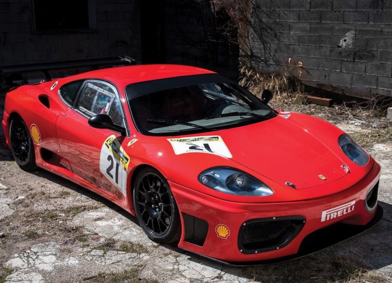Специально созданная для кузовных трековых гонок Ferrari 360 Challenge выпуска 2001 года, при предварительной оценке в €70.000-90.000, продана за €57.500.