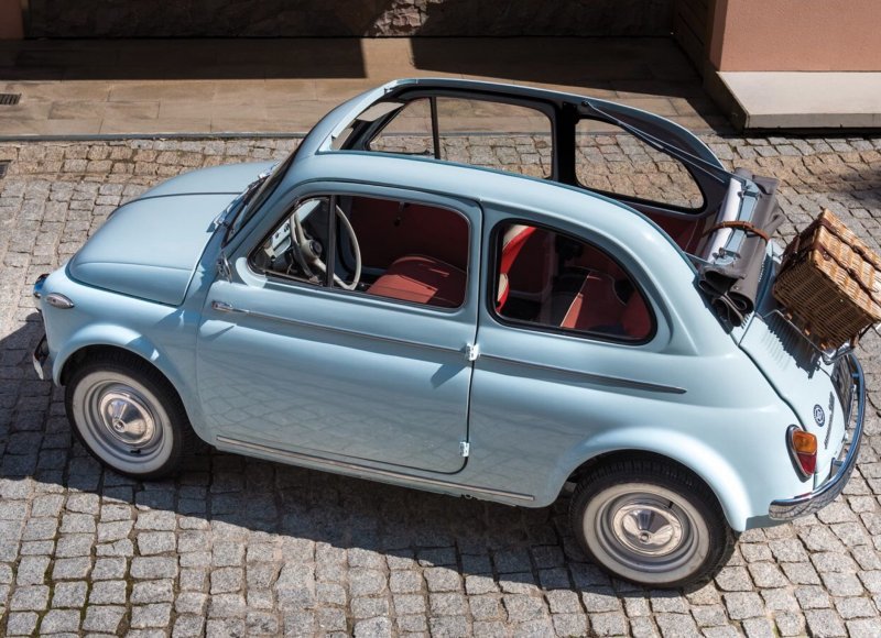 Следующая игрушка для украшения вместительной спальни — голубой Fiat “Cinquecento” со складной крышей.