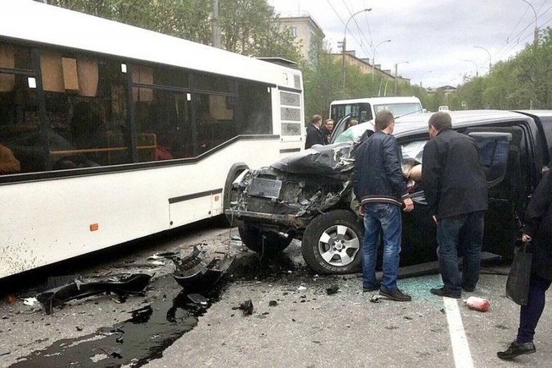 Авария дня. В Мурманске погиб водитель, устроивший ДТП с автобусом