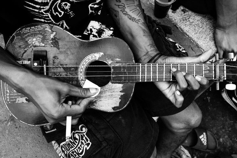 Укулеле - самый распространенный музыкальный инструмент среди индонезийских панков. Они всегда носят его с собой. Это их способ заработка и самовыражения