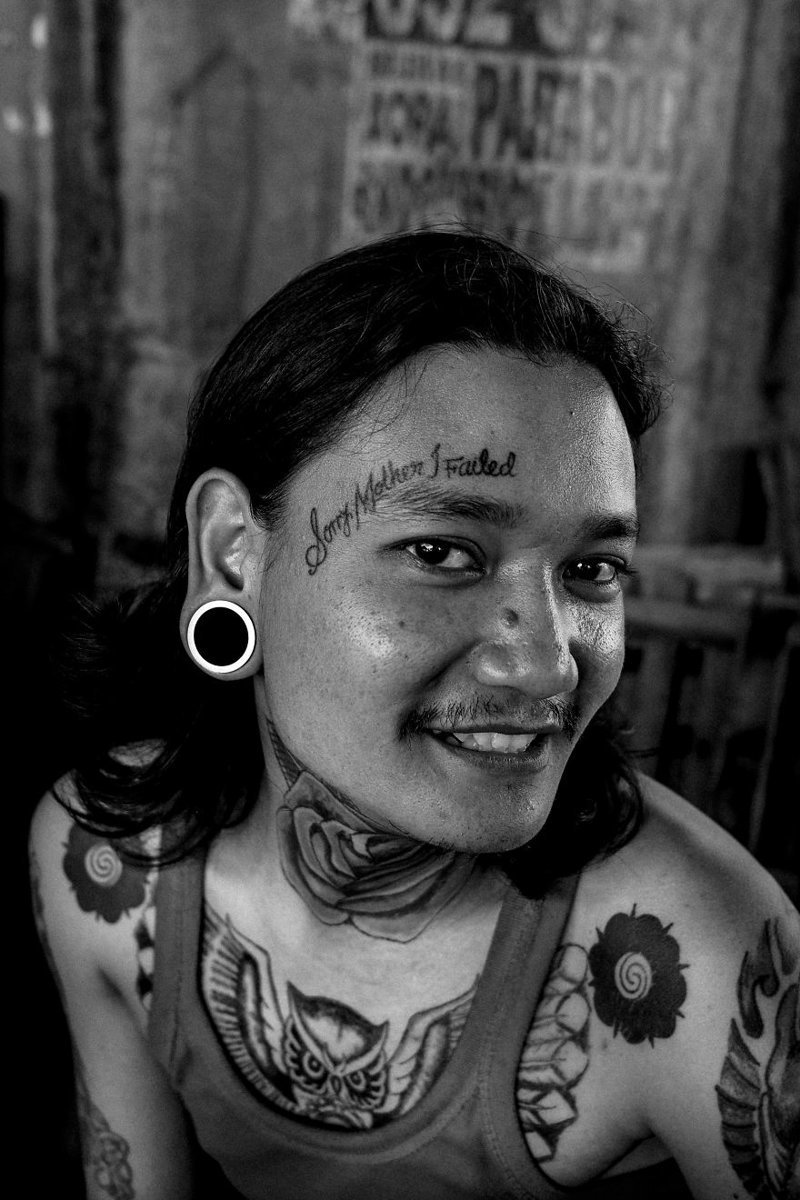 Татуировка на лбу Херу гласит: "Мама, прости, я неудачник". Этот парень - очень активный член панк-сообщества Джакарты