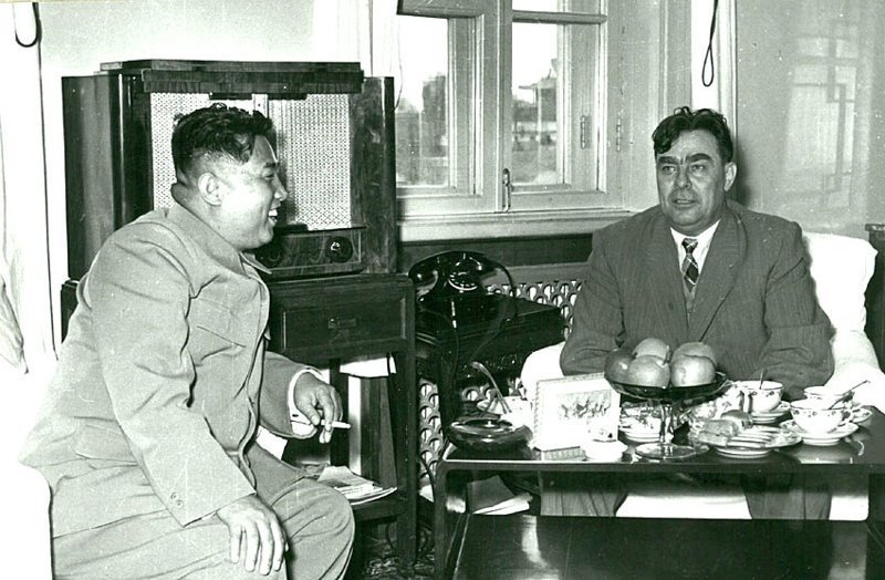 Л.И. Брежнев и руководитель КНДР Ким Ир Сен во время пребывания в КНДР делегации КПСС. Апрель. 1956 г.