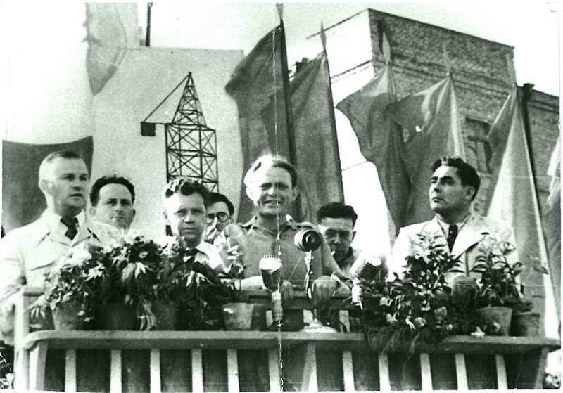 Л.И. Брежнев на митинге в честь пуска второй турбины Днепрогэса. 1947 г.