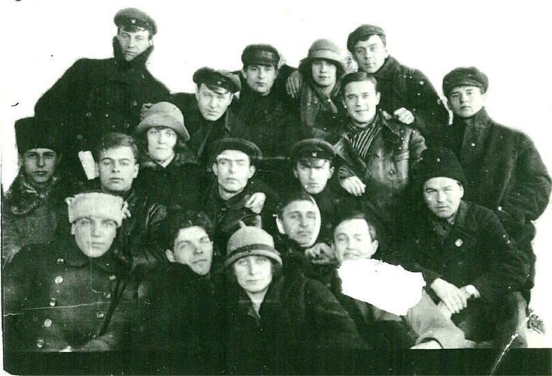 Студент Брежнев в Курском землемерно-мелиоративном техникуме в 1926 году (четвертый во втором ряду, приобнятый девушкой)