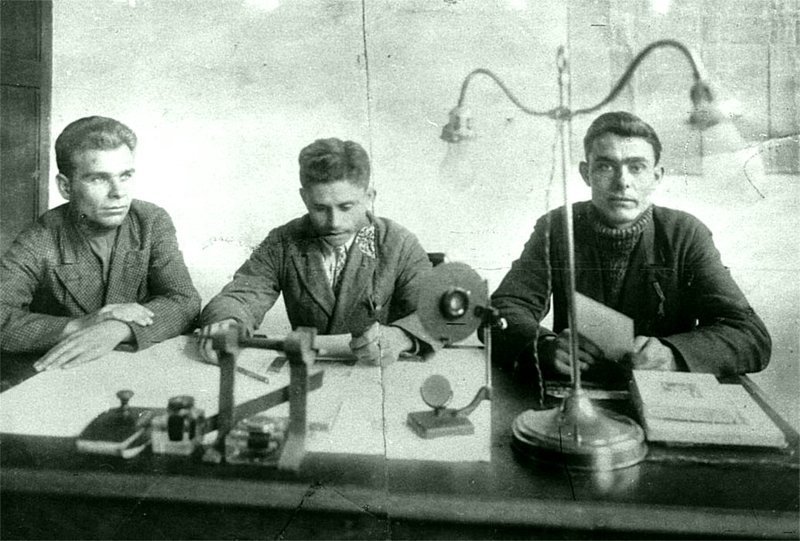 Л. И. Брежнев с членами профкома Днепродзержинского металлургического института. 1932 год.