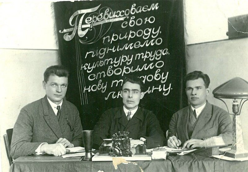 Л. И. Брежнев среди работников ВКП(б) г. Днепродзержинск. 1934.