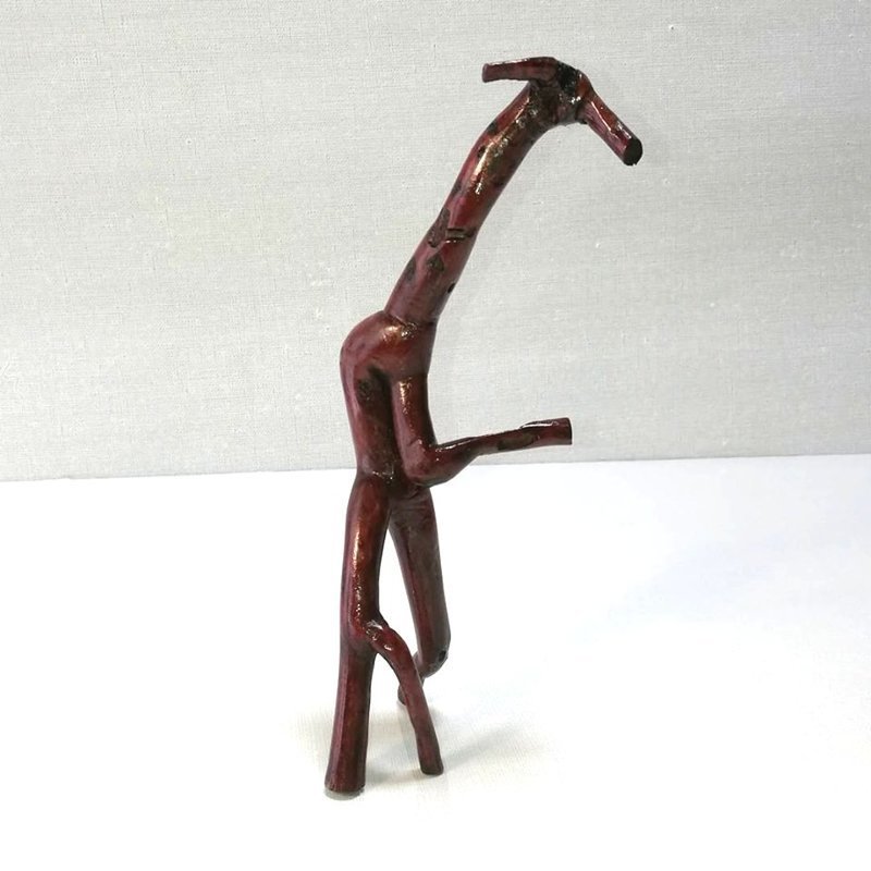 Саркастичный жираф, дерево выс.20 см  х ш. 6 см  2018 Валерий Айрапетян лесная скульптура