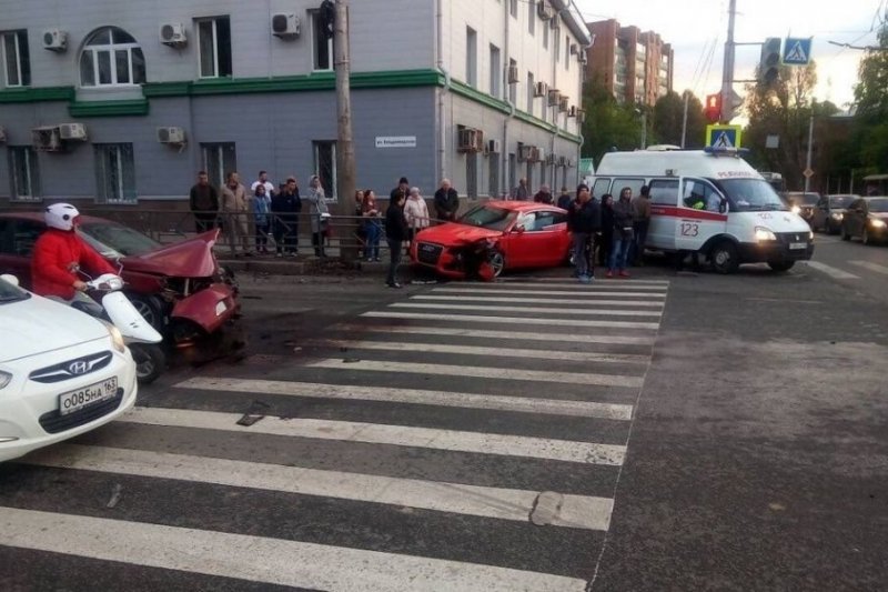 Авария дня. В результате столкновения, Audi отлетел в пешеходов в Самаре