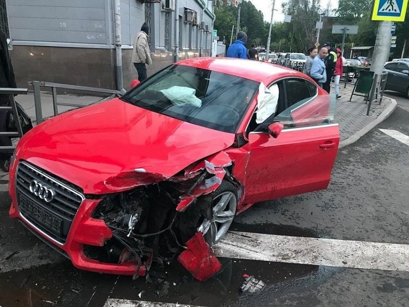 Авария дня. В результате столкновения, Audi отлетел в пешеходов в Самаре