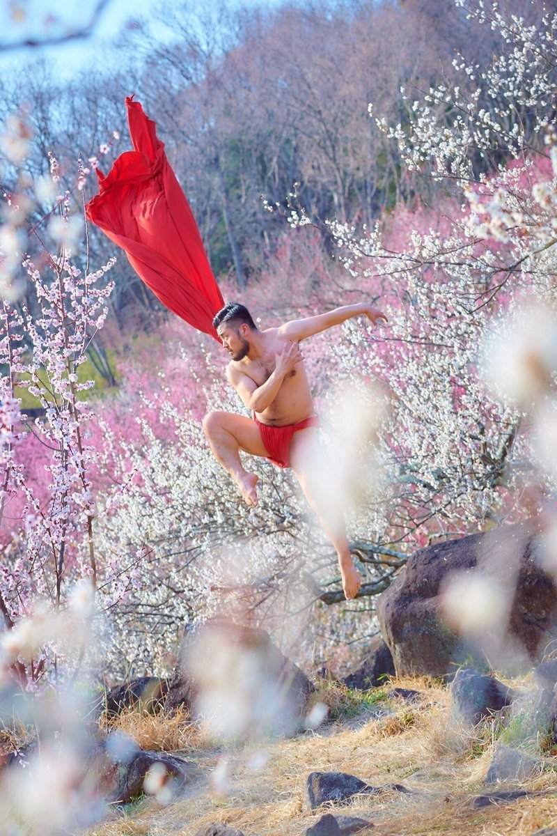 Фотосессия японца в красном традиционном белье стала хитом соцсетей