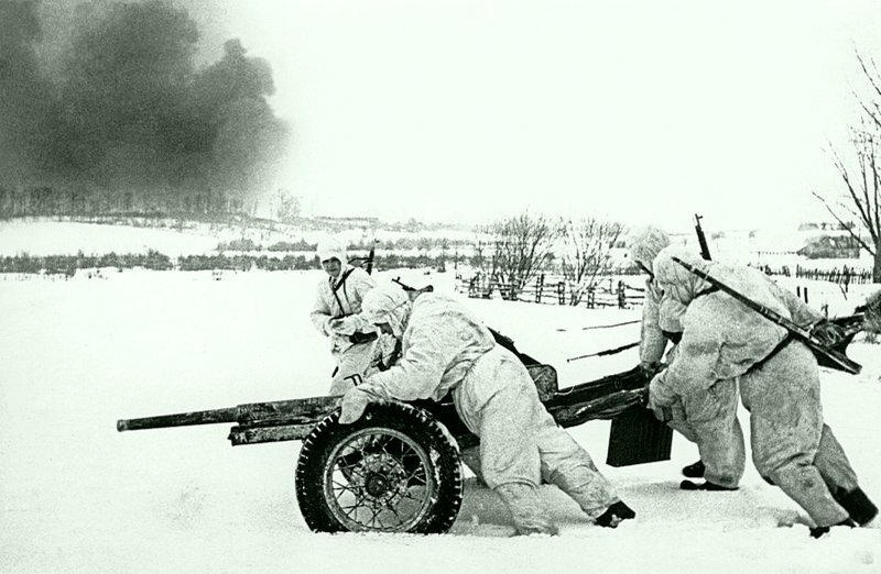 Советские артиллеристы выдвигают на позицию 45-мм противотанковую пушку 53-К во время Битвы под Москвой. декабрь  1941.  Автор: Иван Шагин. 
