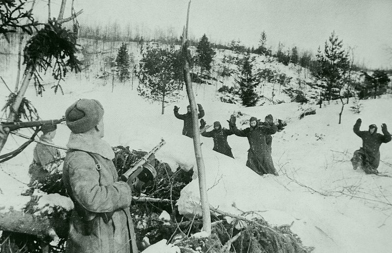 Сдающиеся в плен немецкие солдаты выходят к позиции красноармейцев.