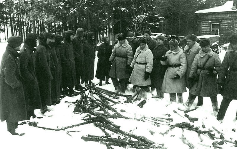 Советские офицеры осматривают трофейное оружие перед строем пленных немецких солдат. Битва за Москву. декабрь 1941 Автор: Виктор Кинеловский. 