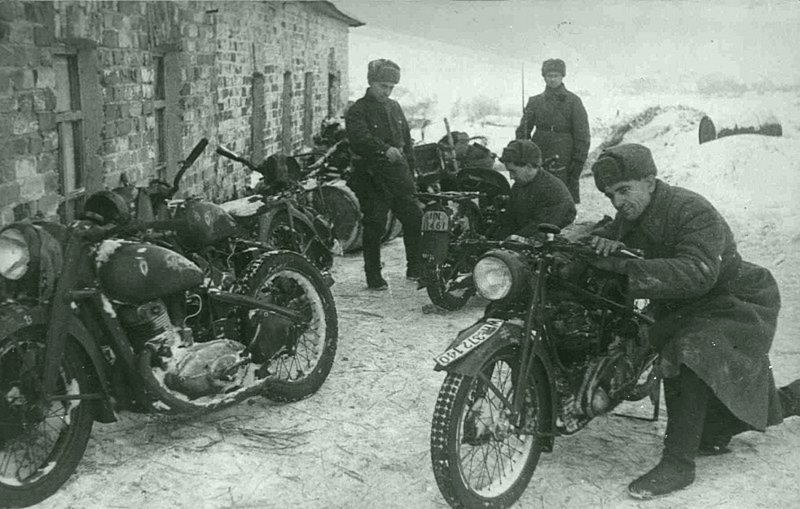 Трофейные немецкие мотоциклы, захваченные советскими войсками в ходе Битвы за Москву.